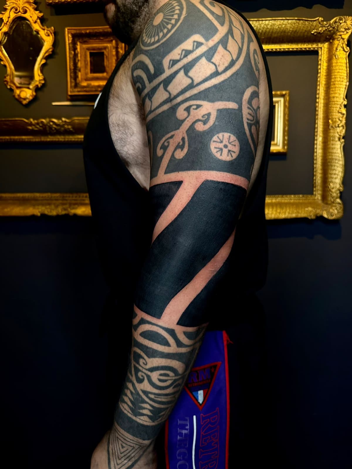 Tatouage full black à Bienne – grandes surfaces noires pour manches et cover-up